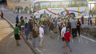 Jóvenes de Torralba de Ribota "torean" el autobús de línea.