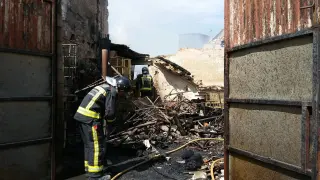 El incendio ha comenzado en un almacén situado en la calle Muntadas que estaba lleno de todo tipo de materiales inflamables.