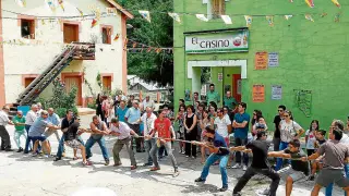 Vecinos de Lafortunada juegan al tiro de soga en las fiestas de la Vírgen de las Nieves.