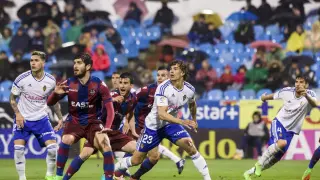 Imagen del último enfrentamiento entre el Real Zaragoza y el Levante, el 11 de febrero pasado, en la liga de Segunda en La Romareda. Ganaron los valencianos por 0-1.