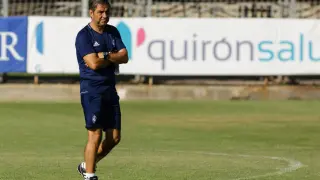Natxo González observa con atención el discurrir del entrenamiento del equipo en la Ciudad Deportiva.