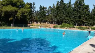 Grippo y Wilk, en la piscina de la Ciudad Deportiva, se ejercitan dentro del agua bajo la tutela del fisioterapeuta Míchel Román.