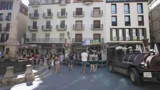 Un grupo de visitantes baja del tren turístico en la plaza del Torico tras el recorrido por los lugares más destacados de la ciudad.