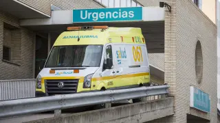 Una ambulancia de transporte sanitario urgente sale del hospital Miguel Servet.