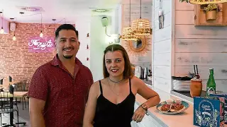 Jorge Escalante y Esther Layo muestran uno de los platos que sirven en Distrito México.