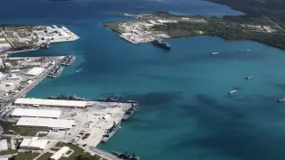Imagen aérea de instalaciones de Estados Unidos en la isla de Guam.