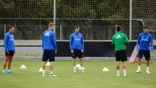 Los cinco jugadores descartados del Real Zaragoza, entrenándose juntos, a solas, en un córner del campo en la mañana de este miércoles.