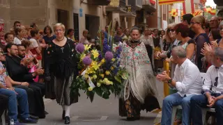 La tradicional ofrenda floral levantó mucha expectación en las calles de Maella.