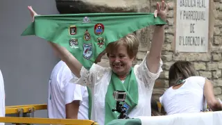 Además de la que anudó a San Lorenzo, Lourdes Plana llevó una pañoleta con los escudos de las 6 peñas.