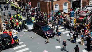 Un coche arrolla a grupo personas en Virginia tras la marcha supremacista