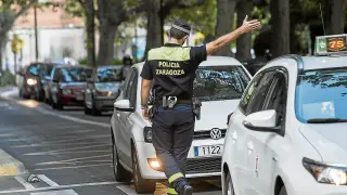 Un agente controla la circulación en el paseo de la Constitución, en pleno centro de Zaragoza.