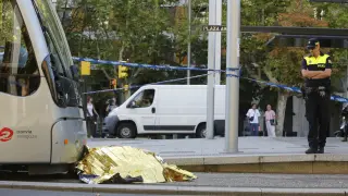 Fallece una persona tras ser atropellada por un tranvía en la plaza de Aragón
