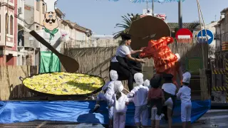 La carroza ganadora estaba organizada por varios niños disfrazados de cocineros.