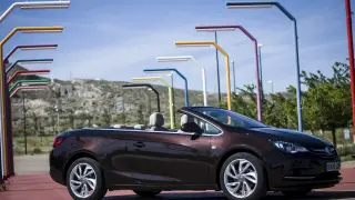 El Opel Cabrio, en el barrio zaragozano de Valdespartera, llama la atención gracias a su deportiva silueta y sus ruedas de 19 pulgadas.