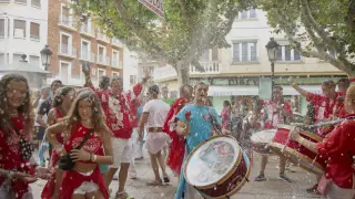 La peña Cachirulo celebra con música y espuma los festejos en el paseo de Cortes de Aragón.