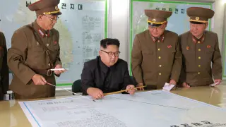 Kim Jong Un con varios mandos militares del régimen norcoreano.