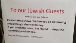 Cartel que pide a los judíos que se duchen antes de entrar en la piscina.