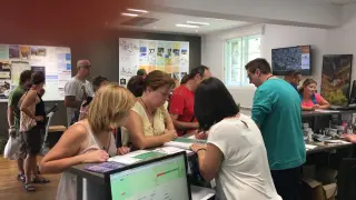 Turistas consultan a trabajadores, ayer en la Oficina de Turismo de Canfranc.