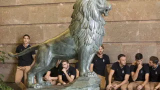 Los jugadores del Real Zaragoza, esperando ayer en el vestíbulo del Ayuntamiento.