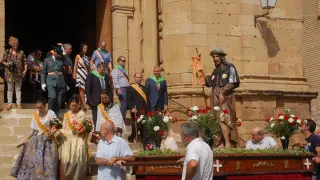 El alcalde y las chipranescas en la procesión de ayer.