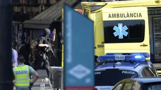 Una ambulancia lleva a uno de los heridos a los hospitales de Barcelona.