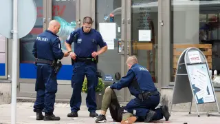 La Policía atiende a una de las víctimas minutos después del ataque.
