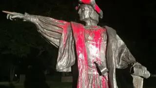 La escultura apareció cubierta de pintura roja.