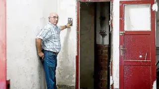 El técnico municipal José Antonio Gállego junto al hueco del ascensor de la plaza de toros de Ejea.