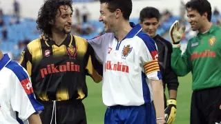 Imagen del 30 de mayo de 2004. Pablo Alfaro y Xavi Aguado dialogan durante el partido de homenaje al defensa catalán celebrado en La Romareda.