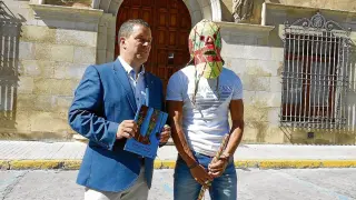 Julio Gracia, concejal de Festejos del Ayuntamiento de Tarazona, con el Cipotegato 2017, ayer en la presentación oficial de las fiestas.