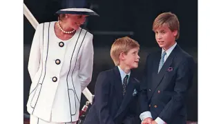 Los príncipes Enrique y Guillermo junto a su madre.