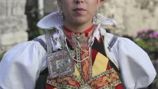 Una mujer con su traje regional ansotano, en una imagen de archivo.