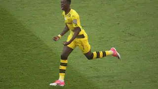 Dembele celebra un gol con el Borussia Dortmund.
