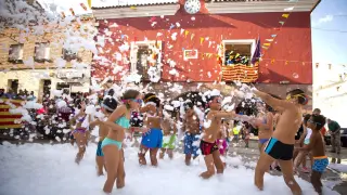 Los niños de El Frasno pudieron disfrutar ayer de una fiesta de la espuma tras el chupinazo infantil en la plaza de la Constitución.