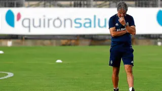 Natxo González, entrendor del Real Zaragoza, en gesto pensativo durante el entrenamiento que dirigió ayer.