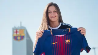 Mapi León posa con la camiseta de su nuevo equipo, el FC Barcelona.