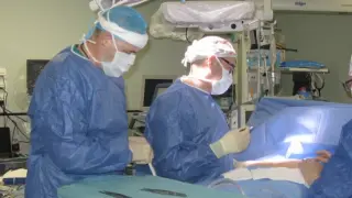Los doctores Juan Luis Blas y Elena Gonzalvo en la operación.