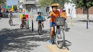 Yincana ciclista dirigida a los niños celebrada ayer en Bujaraloz durante su cuarta jornada festiva.