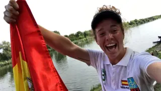Nuria Mallada, sonriente, con los colores de la selección española de pesca.