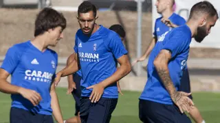 Borja Iglesias se entrena con sus compañeros, ayer en la Ciudad Deportiva.
