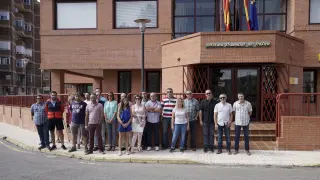 Profesores de autoescuelas de Teruel, ayer ante la puerta de la Jefatura Provincial de Tráfico.