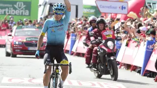 El ciclista colombiano Miguel Ángel López  consigue, de esta forma, su segundo triunfo tras la victoria en la undécima etapa en Calar Alto.
