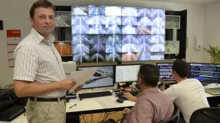 Andrés Olloqui, con las pantallas que controlan el interior del túnel.