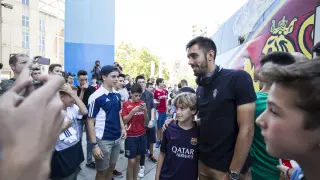 Borja Iglesias, ayer, rodeado de jóvenes aficionados a la llegada del Real Zaragoza del desplazamiento a Córdoba.