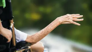 Una imagen de archivo de una persona mayor en silla de ruedas.