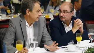 Lambán, junto a Zapatero, en un desayuno informativo al que también asistió Pedro Sánchez este martes.