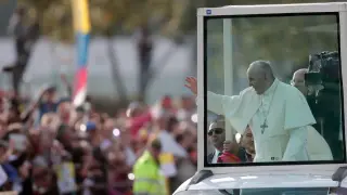 El papa Francisco llega con su mensaje de paz a una Colombia que lo aclama