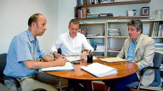 Carmelo Asensio (CHA), Fernando Rivarés (ZEC) y Javier Trívez (PSOE).