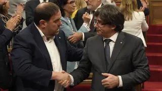 Carles Puigdemont y Oriol Junqueras, felicitándose mutuamente.