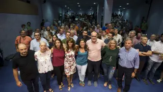 Dueso, en el centro, llenó con más 300 personas el salón de actos de la sede del PSOE.